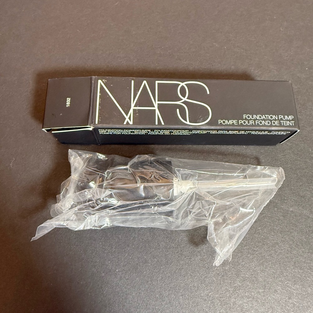 NARS Foundation Pump Dispenser Makeup Accessory NWT